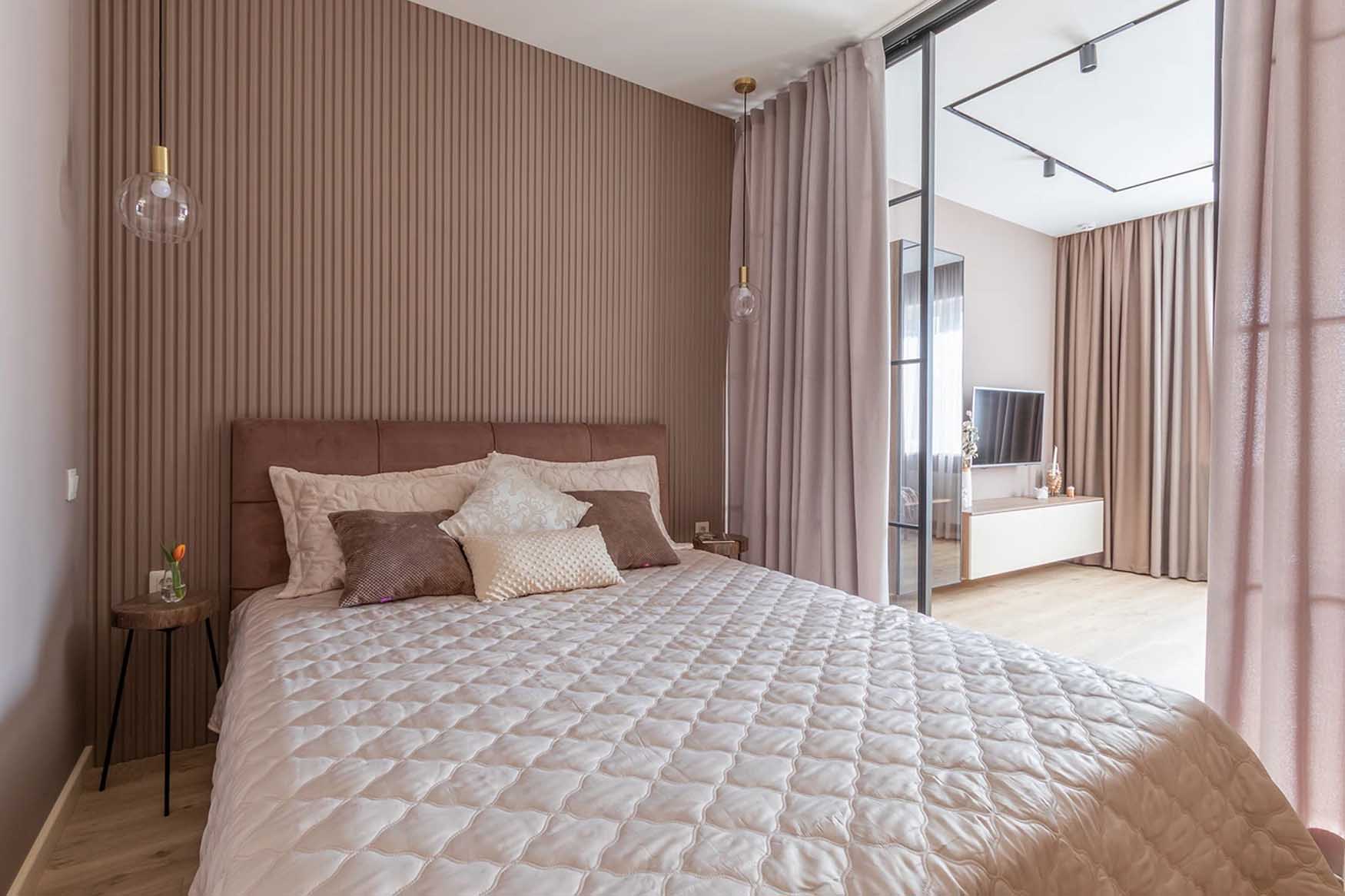 Púderes-kávészínű falfestés, nyitottság és textúrák házaspár 60 m2-es lakásában Púderes-kávészínű falfestés, nyitottság és textúrák házaspár 60 m2-es lakásában