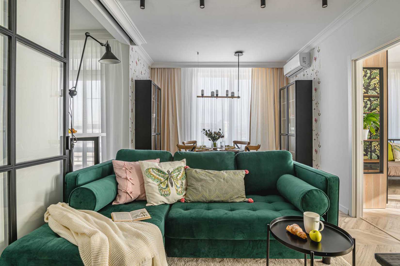 Funkcionalitás praktikus térszervezéssel és frissesség zöld árnyalatokkal Funkcionalitás praktikus térszervezéssel és frissesség zöld árnyalatokkal