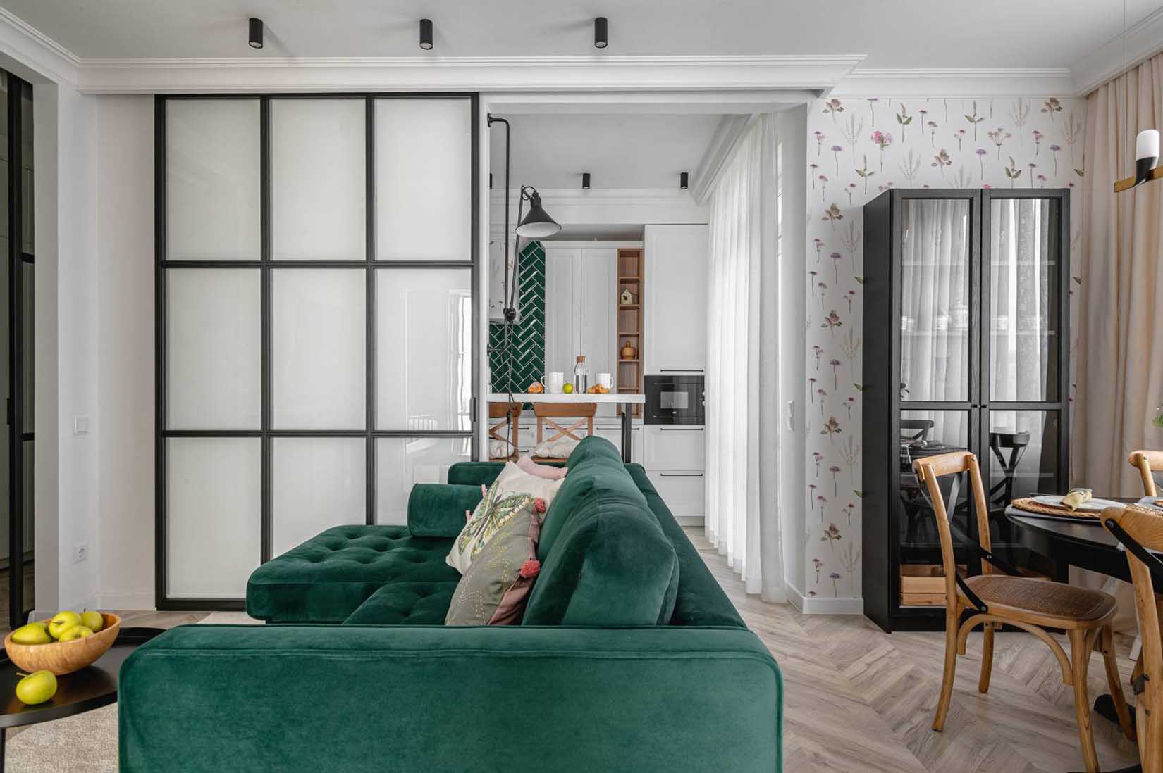 Funkcionalitás praktikus térszervezéssel és frissesség zöld árnyalatokkal Funkcionalitás praktikus térszervezéssel és frissesség zöld árnyalatokkal