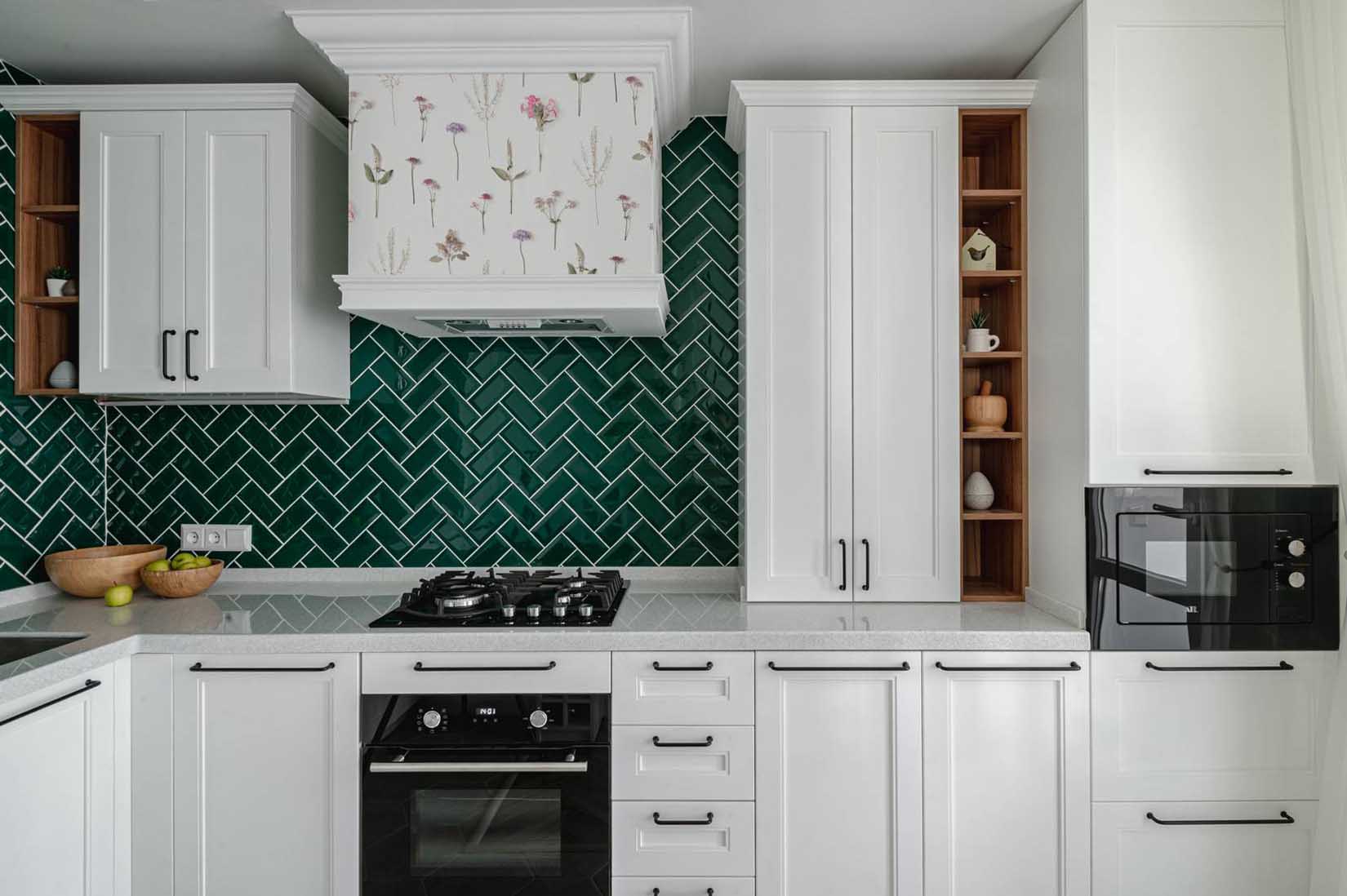 Funkcionalitás praktikus térszervezéssel és frissesség zöld árnyalatokkal Funkcionalitás praktikus térszervezéssel és frissesség zöld árnyalatokkal