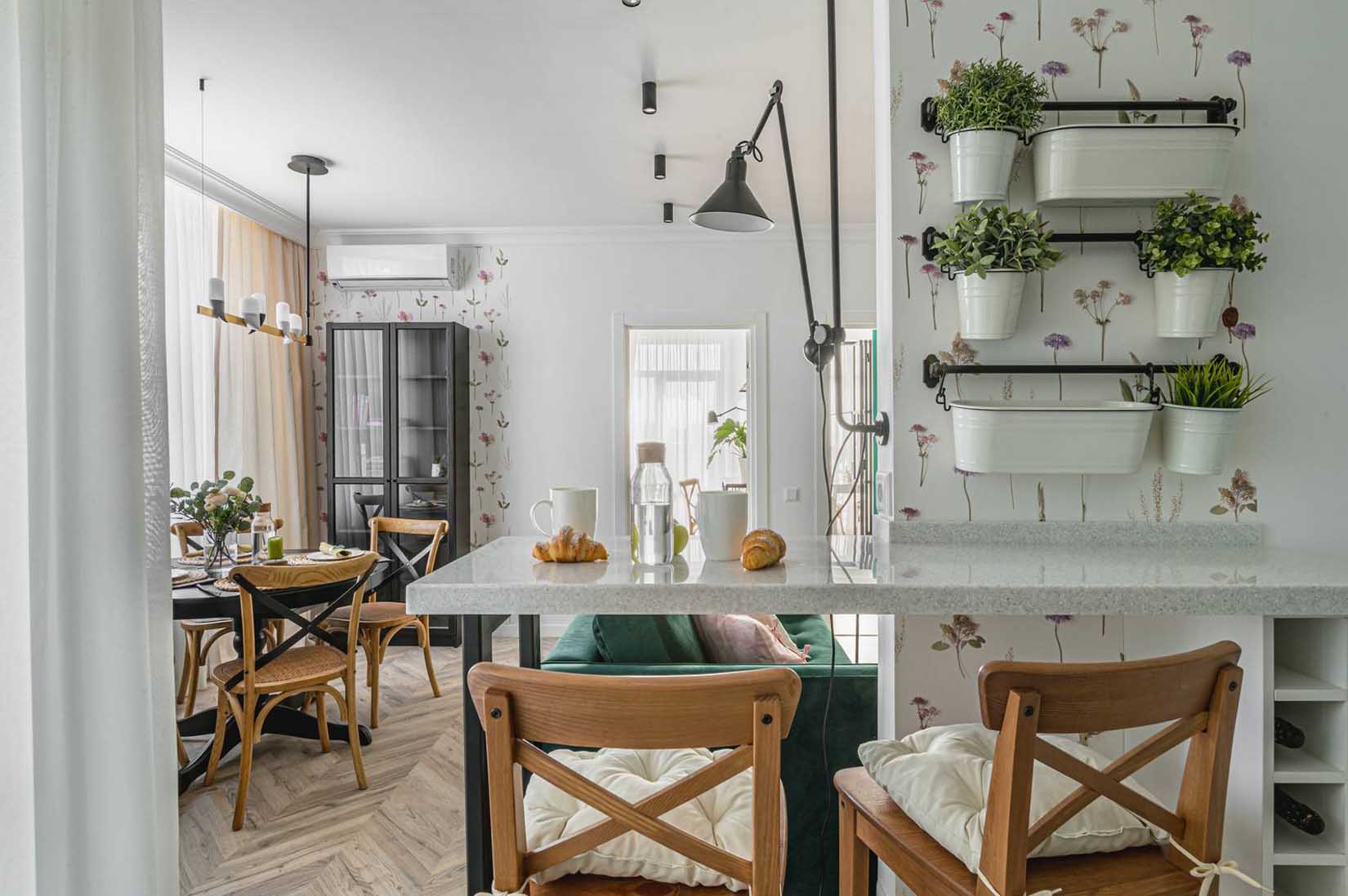 Funkcionalitás praktikus térszervezéssel és frissesség zöld árnyalatokkal Funkcionalitás praktikus térszervezéssel és frissesség zöld árnyalatokkal