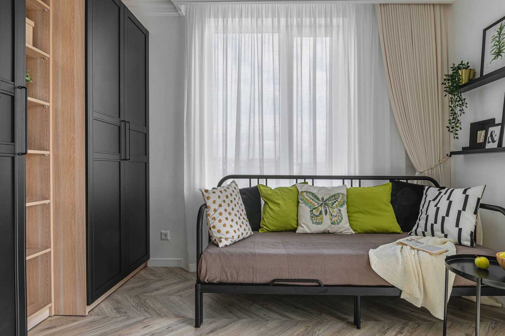 Funkcionalitás praktikus térszervezéssel és frissesség zöld árnyalatokkal Funkcionalitás praktikus térszervezéssel és frissesség zöld árnyalatokkal