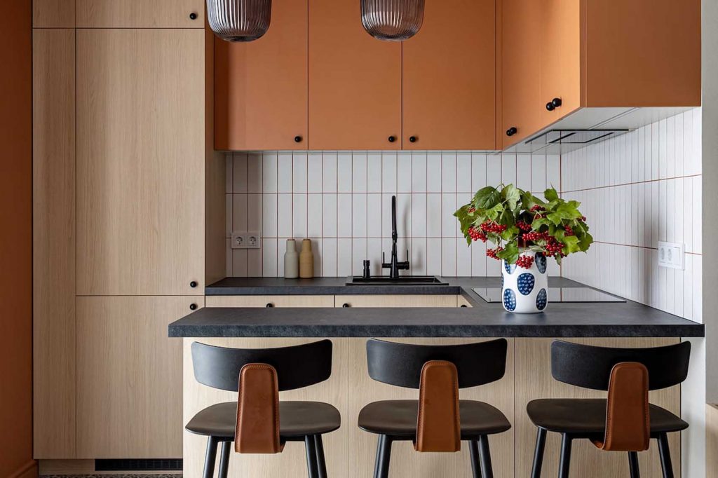 50 m2-en kisgyermekes család: színes mennyezetek, okos zónázás