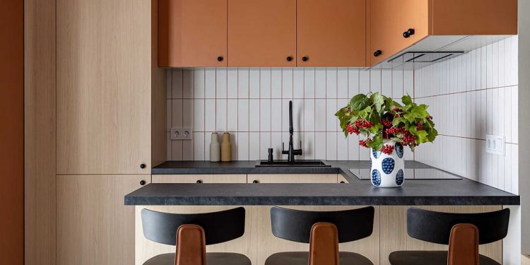 50 m2-en kisgyermekes család: színes mennyezetek, okos zónázás