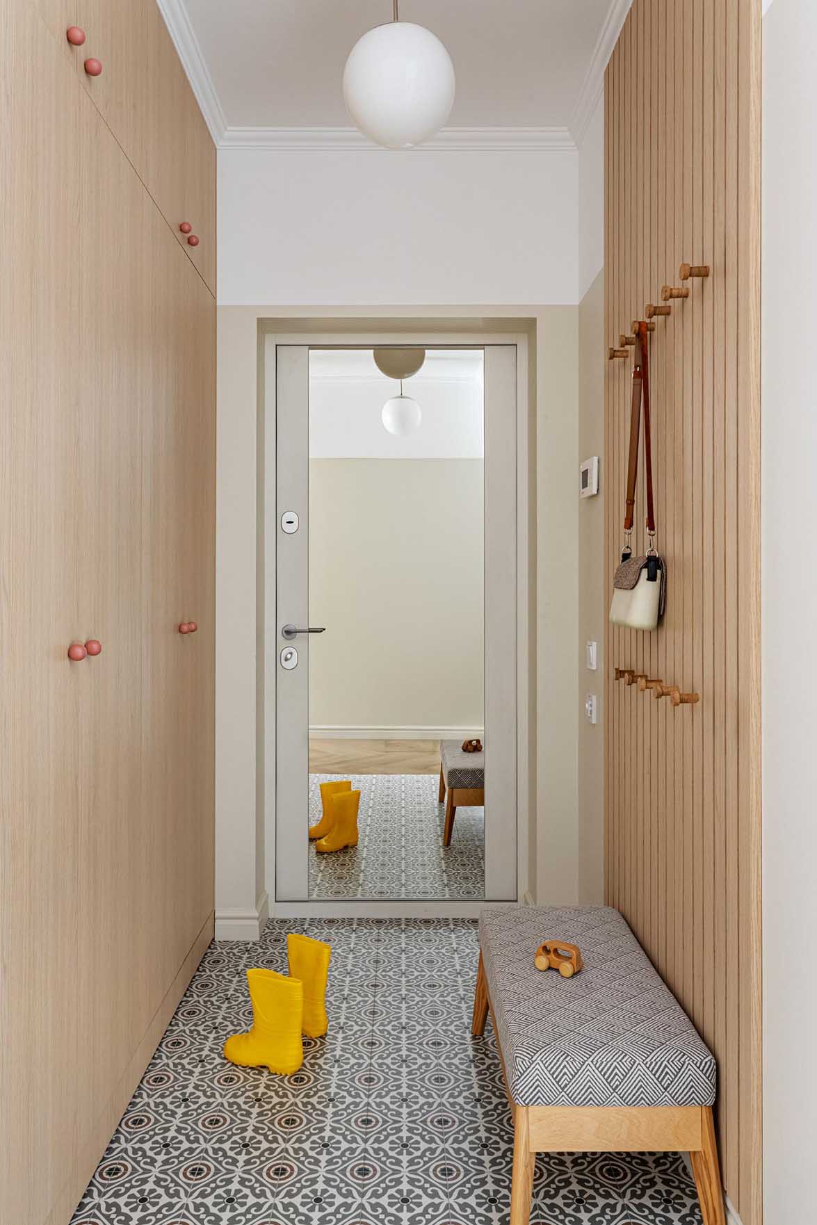 50 m2-en kisgyermekes család: színes mennyezetek, okos zónázás 50 m2-en kisgyermekes család: színes mennyezetek, okos zónázás