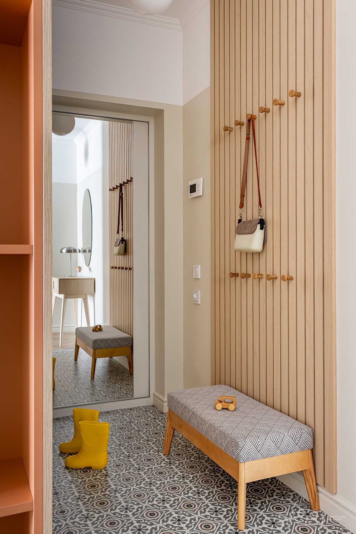 50 m2-en kisgyermekes család: színes mennyezetek, okos zónázás 50 m2-en kisgyermekes család: színes mennyezetek, okos zónázás