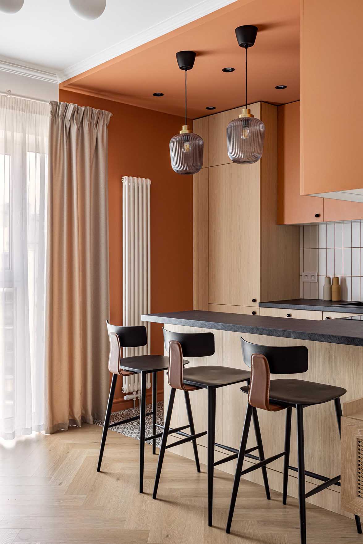 50 m2-en kisgyermekes család: színes mennyezetek, okos zónázás 50 m2-en kisgyermekes család: színes mennyezetek, okos zónázás