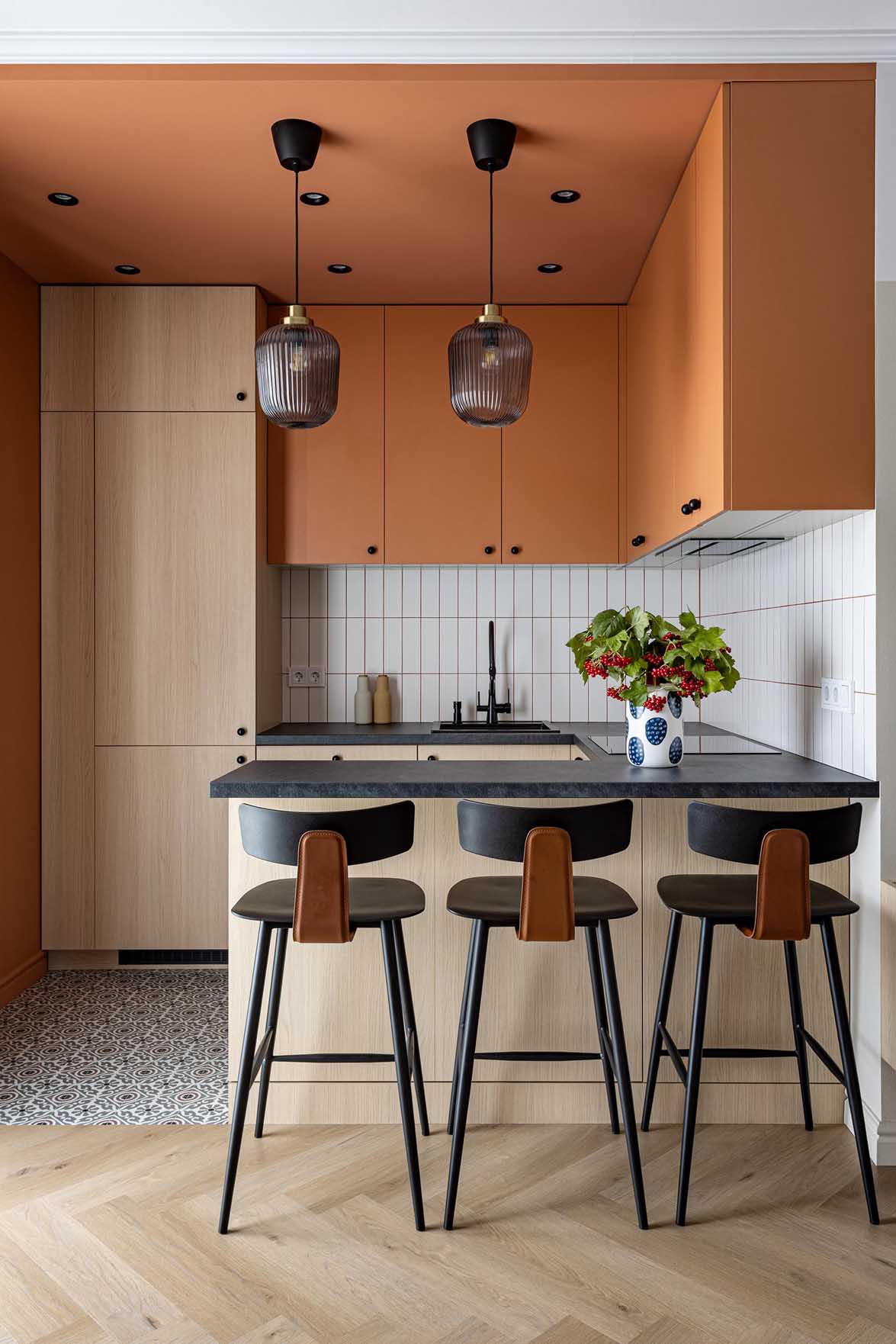 50 m2-en kisgyermekes család: színes mennyezetek, okos zónázás 50 m2-en kisgyermekes család: színes mennyezetek, okos zónázás