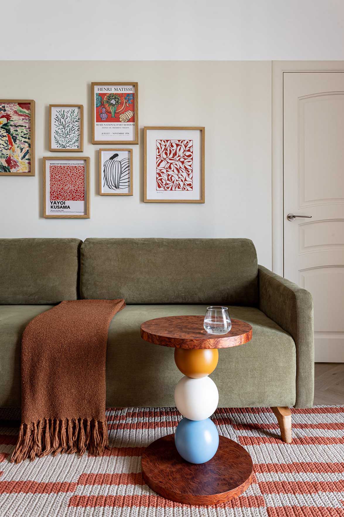 50 m2-en kisgyermekes család: színes mennyezetek, okos zónázás 50 m2-en kisgyermekes család: színes mennyezetek, okos zónázás