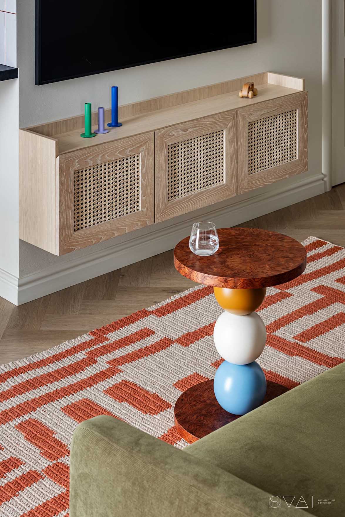 50 m2-en kisgyermekes család: színes mennyezetek, okos zónázás 50 m2-en kisgyermekes család: színes mennyezetek, okos zónázás