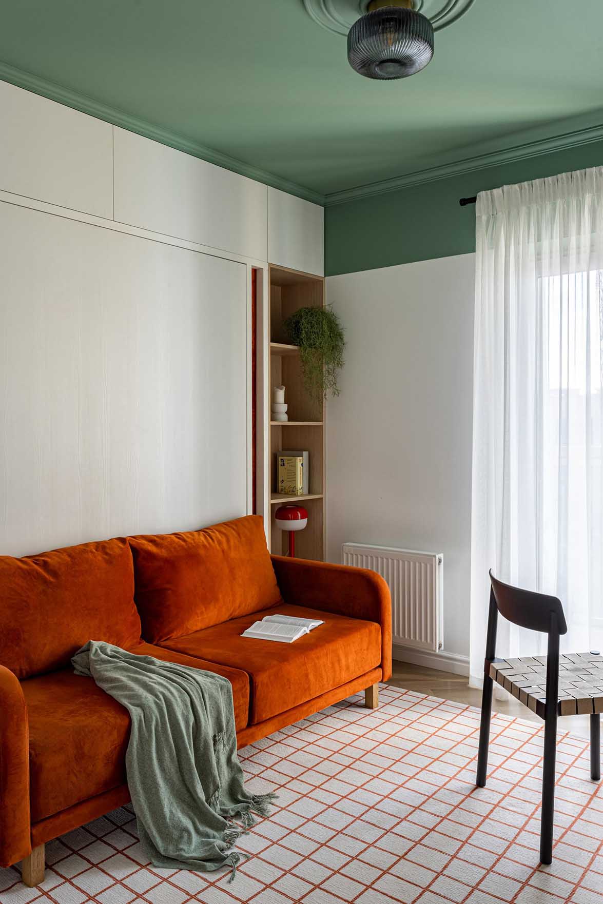 50 m2-en kisgyermekes család: színes mennyezetek, okos zónázás 50 m2-en kisgyermekes család: színes mennyezetek, okos zónázás