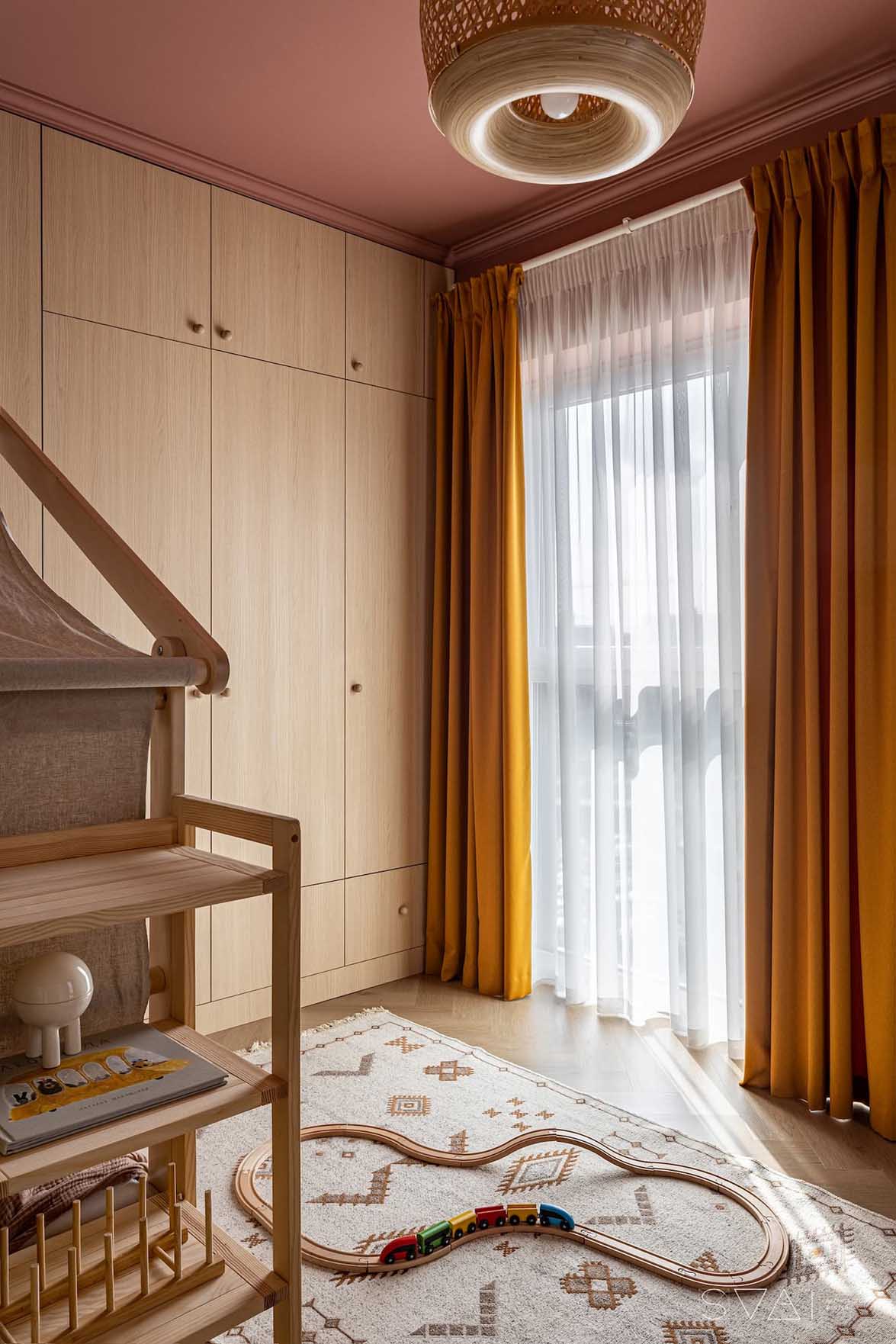 50 m2-en kisgyermekes család: színes mennyezetek, okos zónázás 50 m2-en kisgyermekes család: színes mennyezetek, okos zónázás