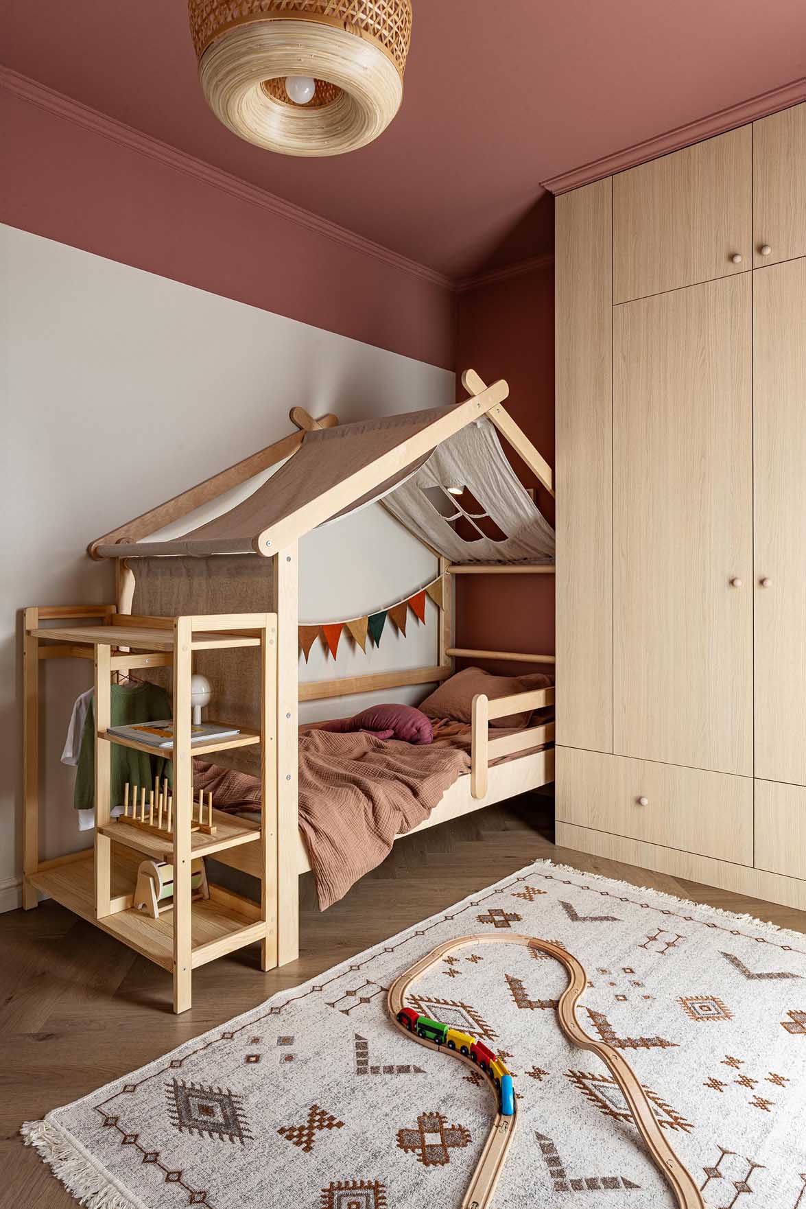 50 m2-en kisgyermekes család: színes mennyezetek, okos zónázás 50 m2-en kisgyermekes család: színes mennyezetek, okos zónázás