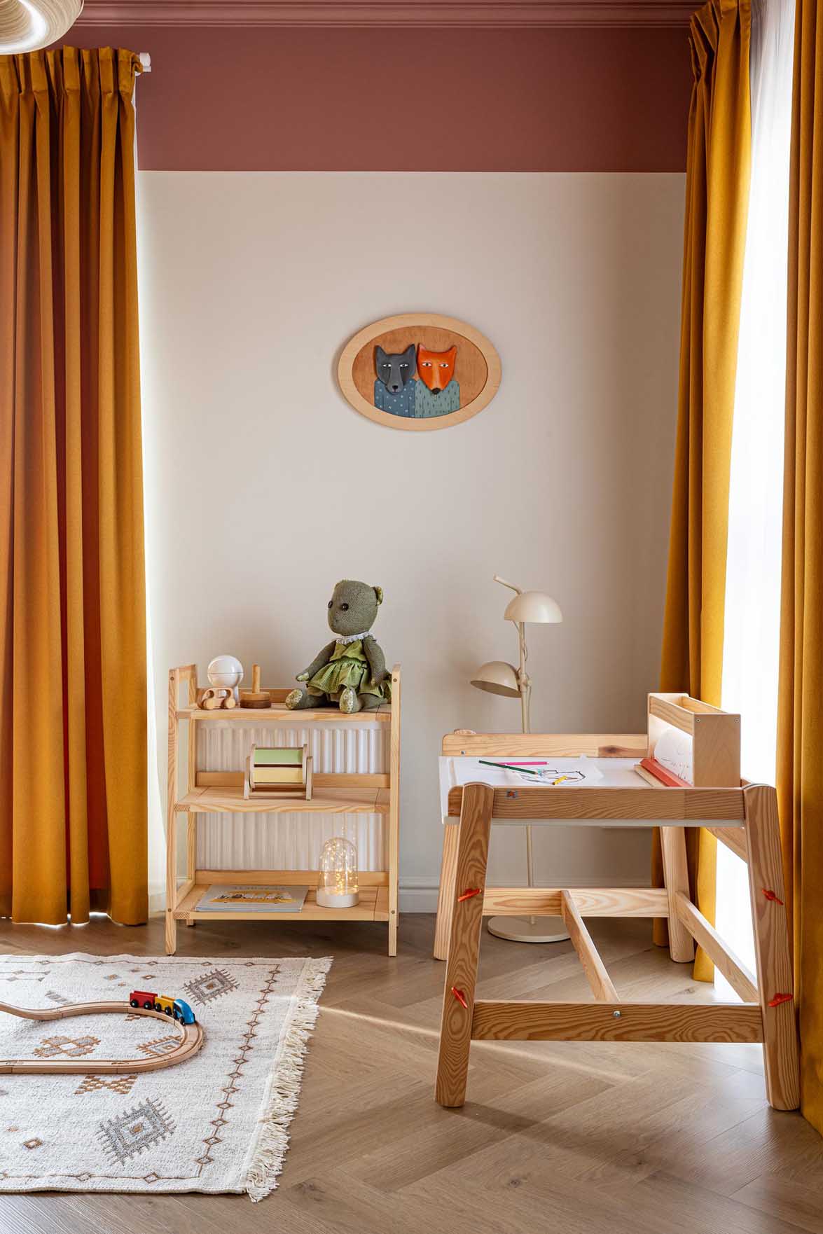 50 m2-en kisgyermekes család: színes mennyezetek, okos zónázás 50 m2-en kisgyermekes család: színes mennyezetek, okos zónázás