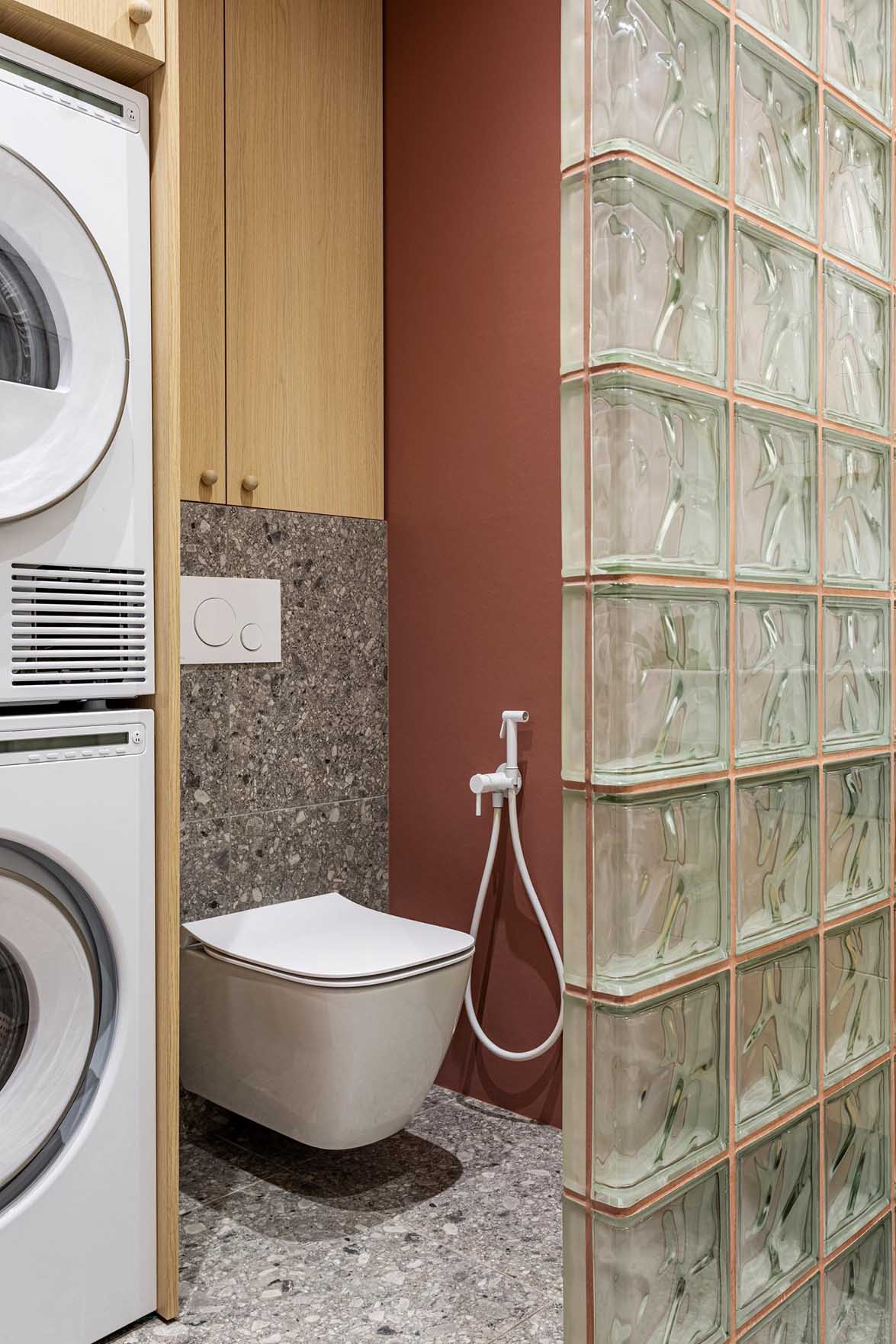 50 m2-en kisgyermekes család: színes mennyezetek, okos zónázás