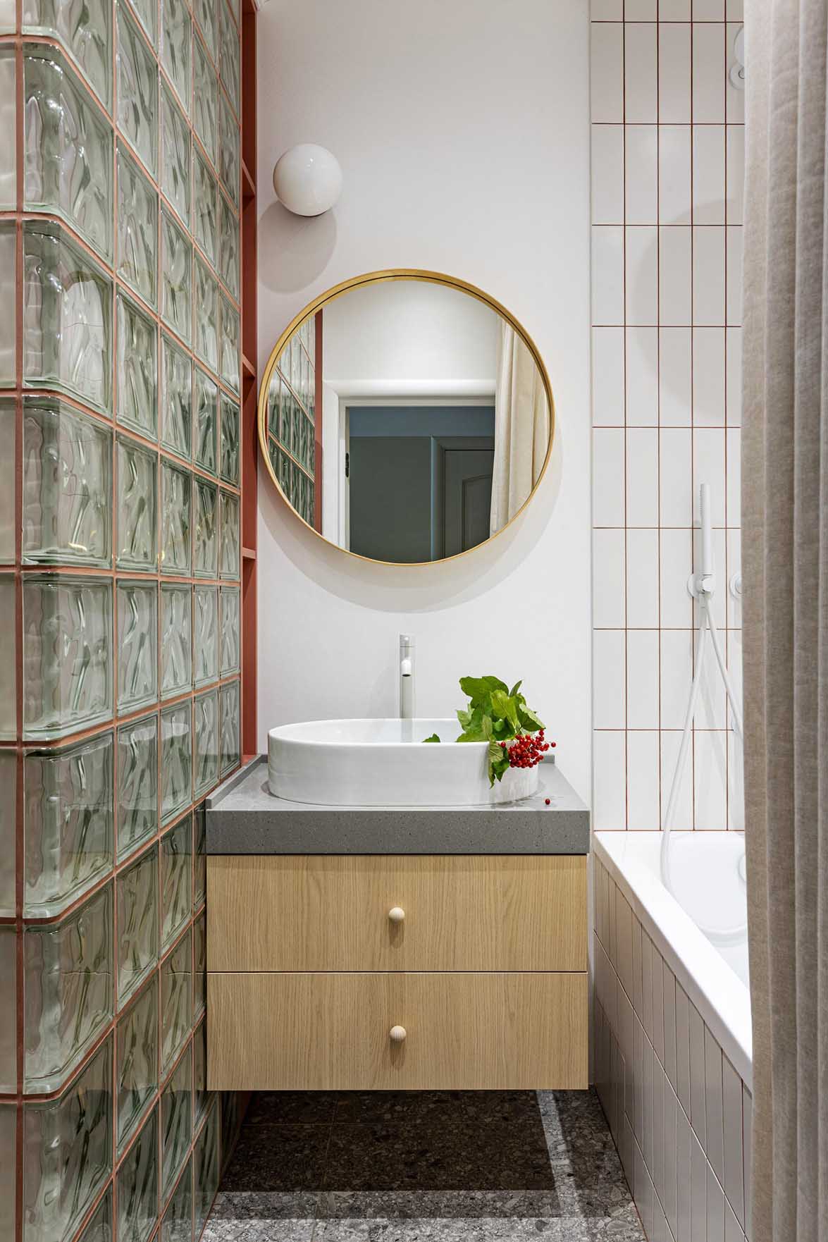 50 m2-en kisgyermekes család: színes mennyezetek, okos zónázás 50 m2-en kisgyermekes család: színes mennyezetek, okos zónázás