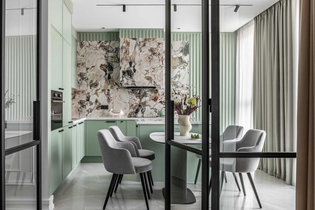 Természetes színek és finom eklektika egy sokoldalú élettérben