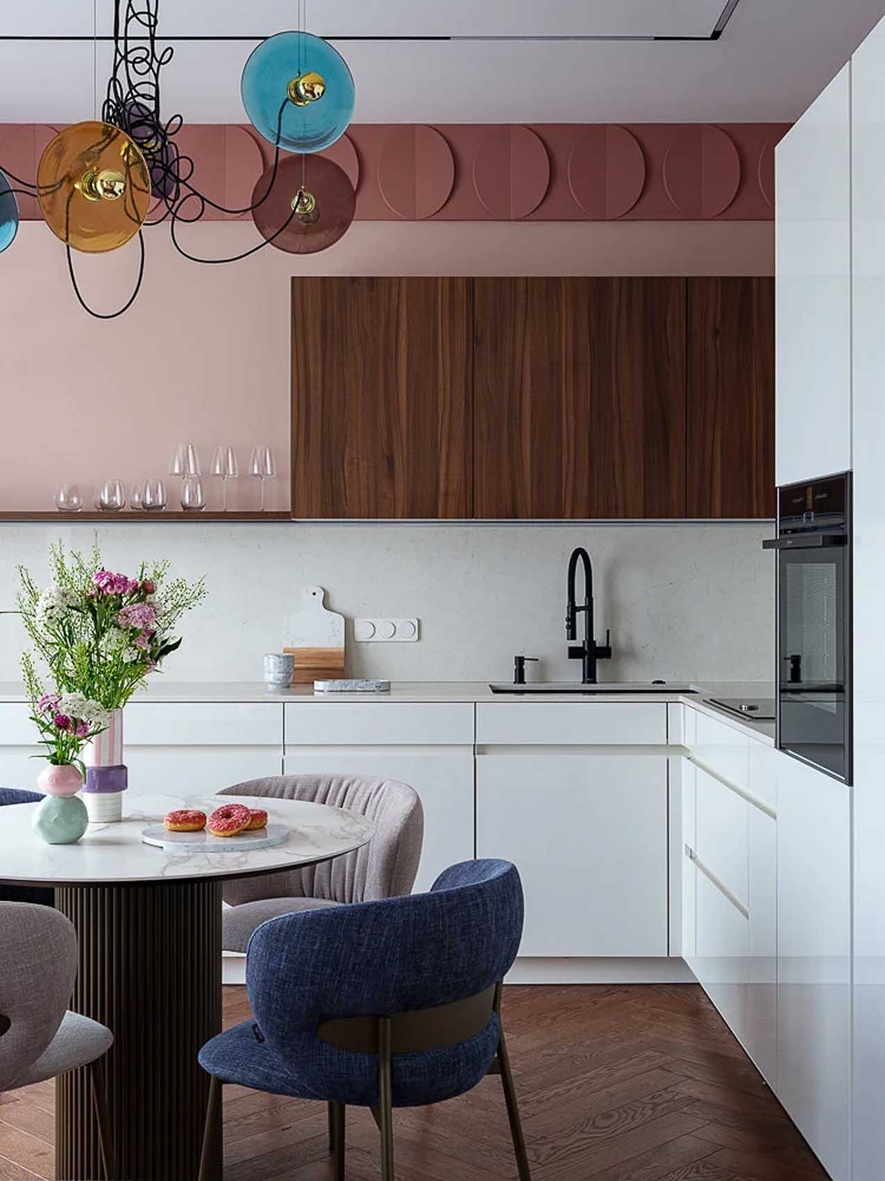 Bátor színhasználat, logikus térszervezés, karakteres dekoráció