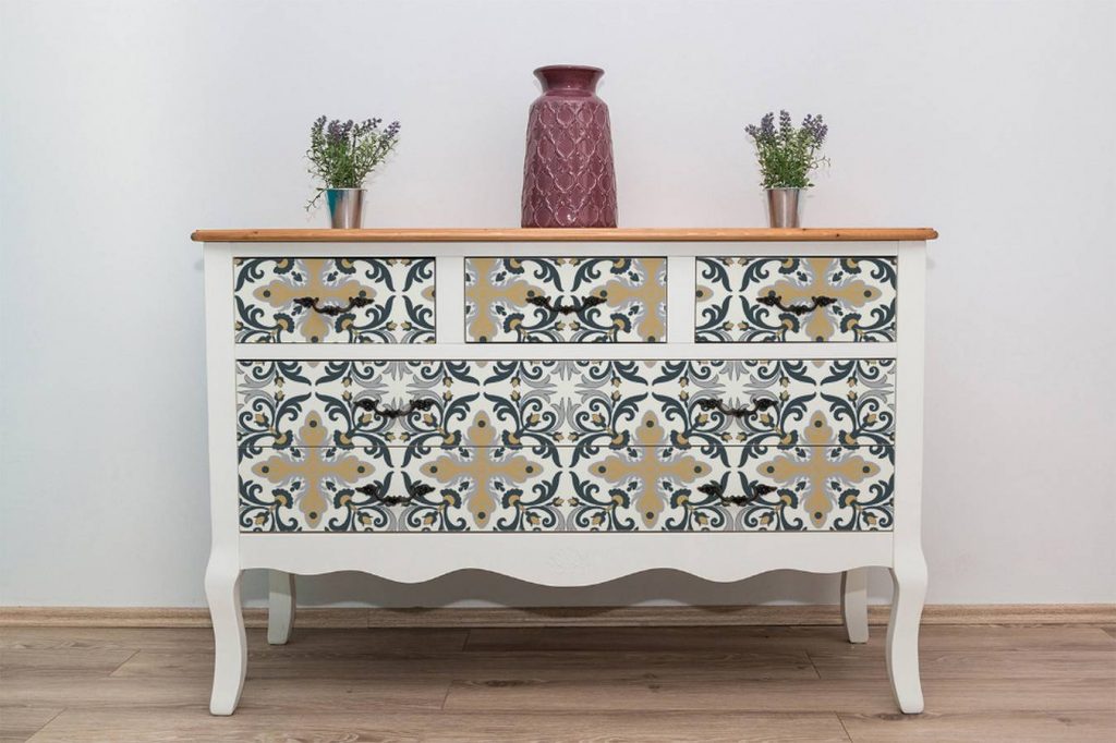 Régi bútor, új külső - látványos felújítás mintás öntapadós fóliával