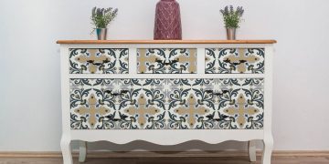 Régi bútor, új külső - látványos felújítás mintás öntapadós fóliával