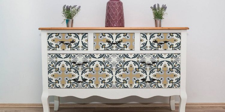 Régi bútor, új külső - látványos felújítás mintás öntapadós fóliával