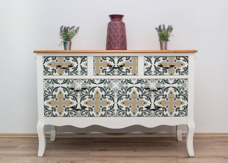 Régi bútor, új külső - látványos felújítás mintás öntapadós fóliával