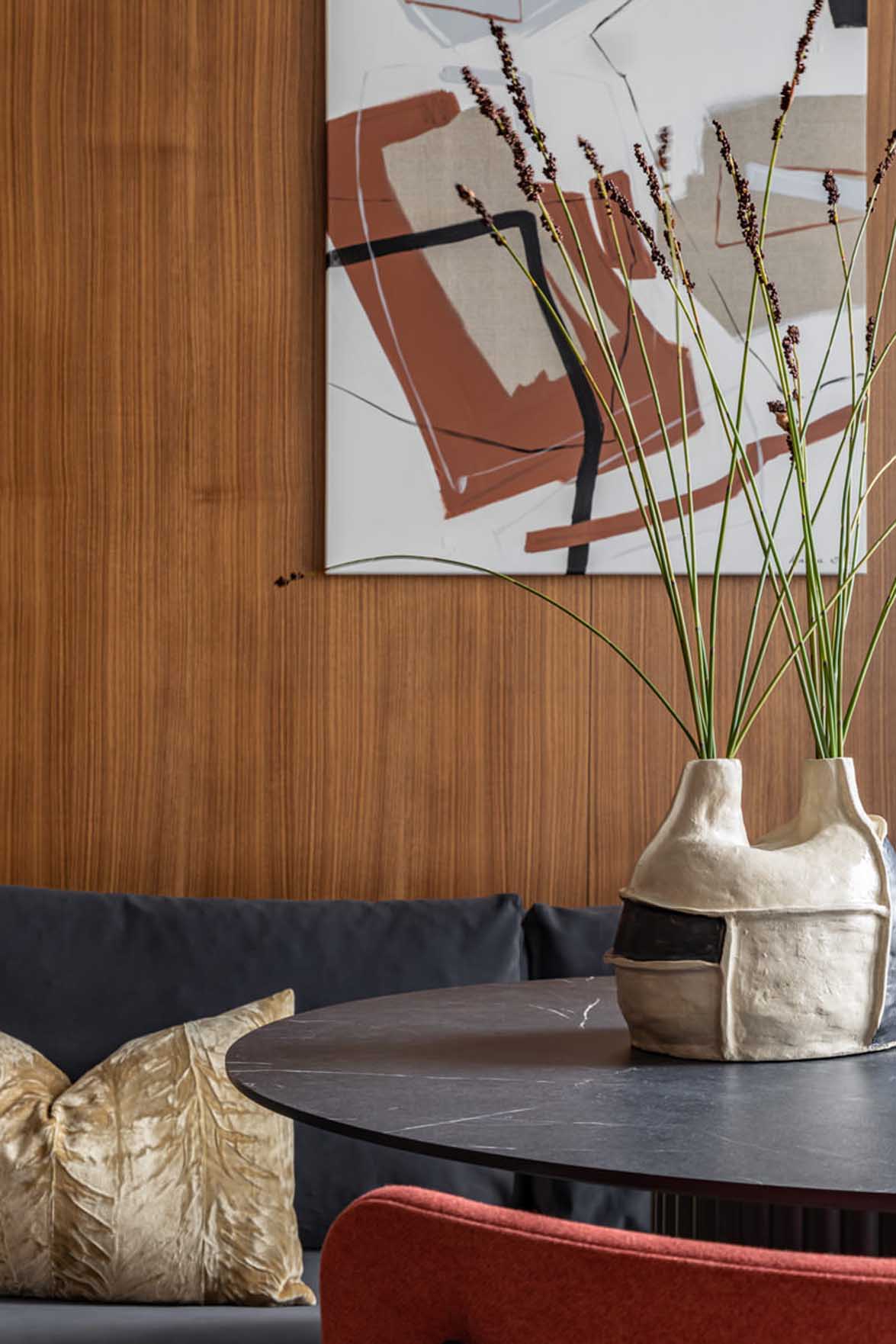 Bauhaus stílusjegyek, hűvös tónusok és élénk kontrasztok Bauhaus stílusjegyek, hűvös tónusok és élénk kontrasztok