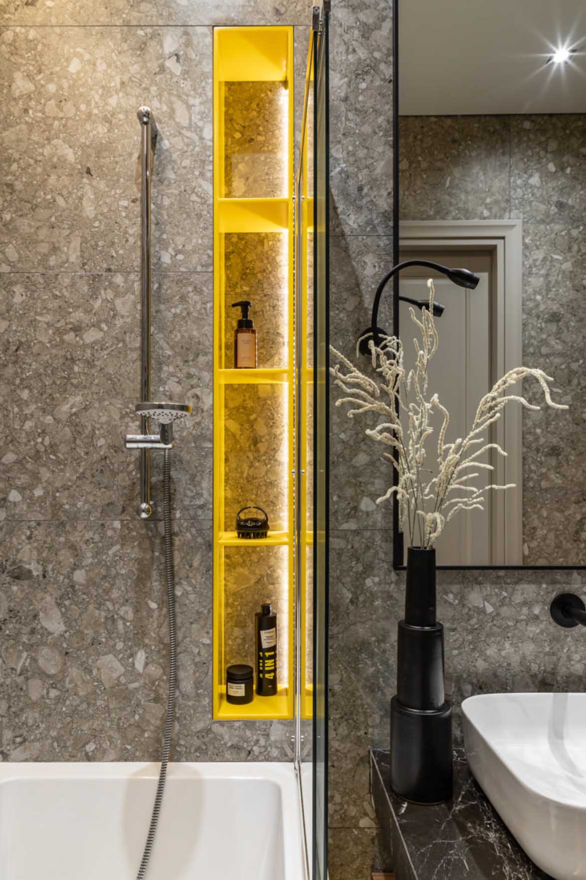 Bauhaus stílusjegyek, hűvös tónusok és élénk kontrasztok Bauhaus stílusjegyek, hűvös tónusok és élénk kontrasztok