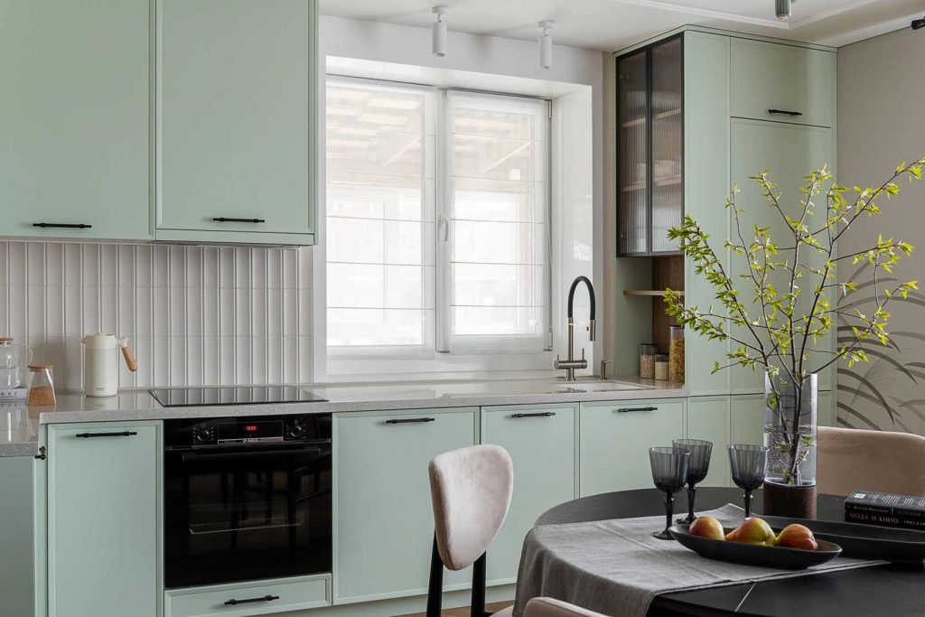 Kis egyszintes családi ház modern, otthonos berendezése: