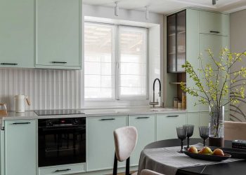 Kis egyszintes családi ház modern, otthonos berendezése: