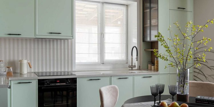 Kis egyszintes családi ház modern, otthonos berendezése: