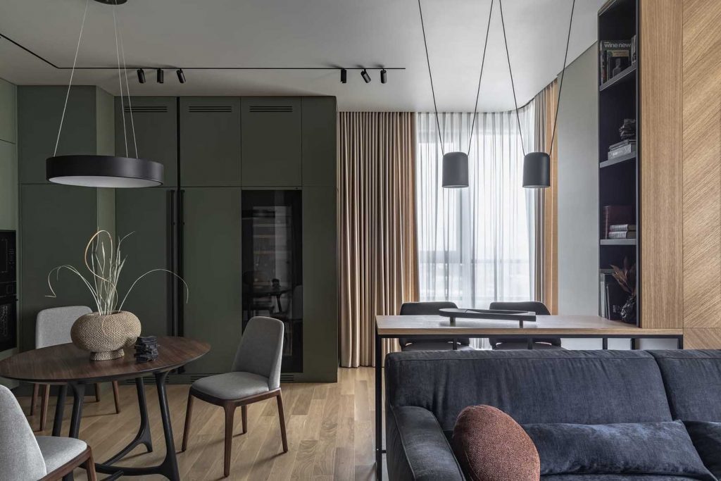 Otthon a nyugalom és funkció jegyében, mély színekkel