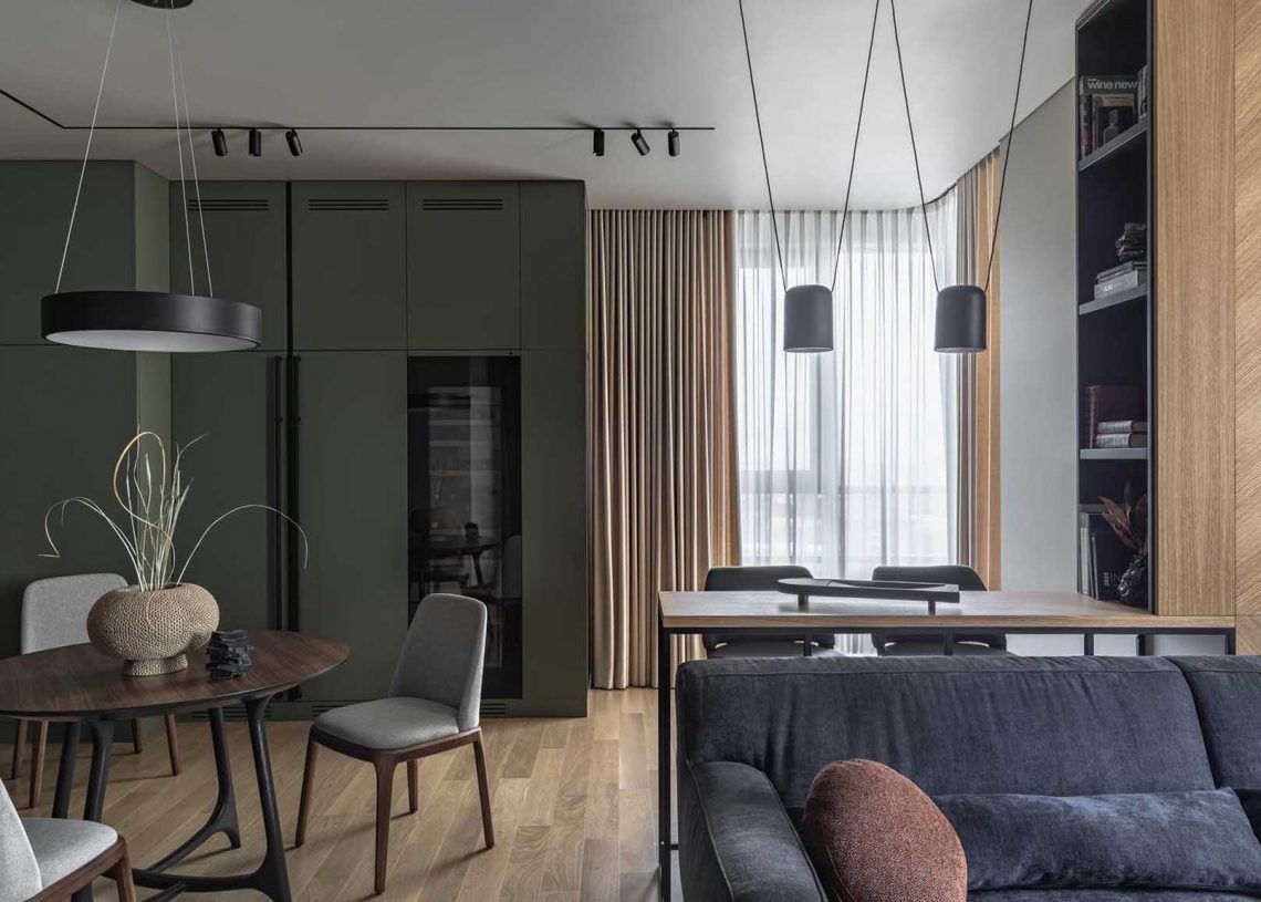 Otthon a nyugalom és funkció jegyében, mély színekkel