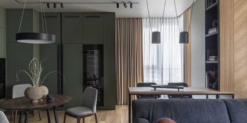 Otthon a nyugalom és funkció jegyében, mély színekkel