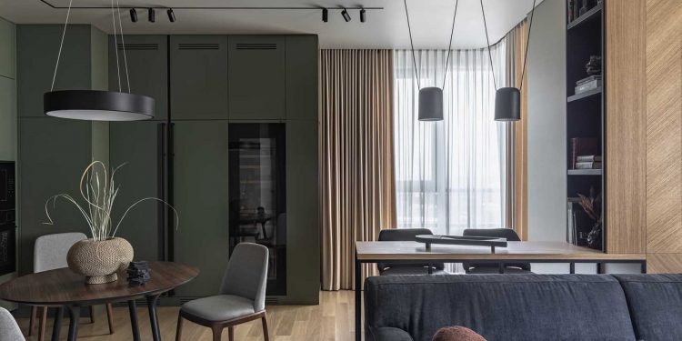 Otthon a nyugalom és funkció jegyében, mély színekkel