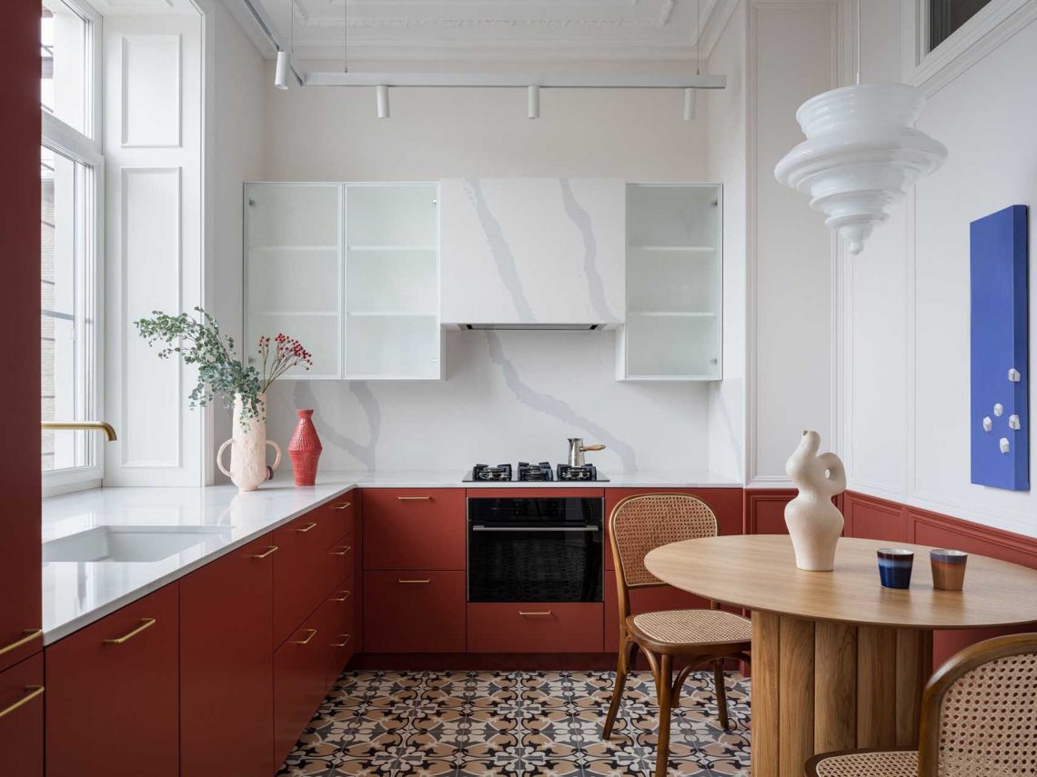 Bátor színhasználat, átgondolt térszervezés és minőségi anyagok 56 m2-en