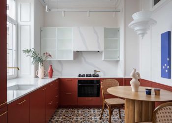 Bátor színhasználat, átgondolt térszervezés és minőségi anyagok 56 m2-en