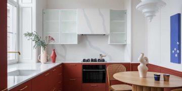 Bátor színhasználat, átgondolt térszervezés és minőségi anyagok 56 m2-en