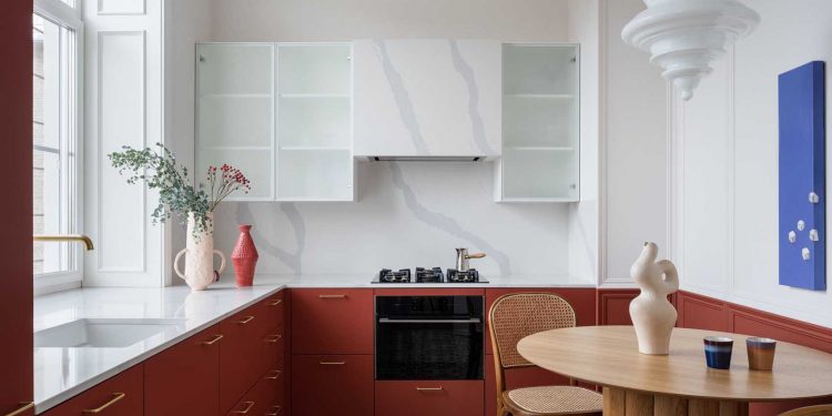 Bátor színhasználat, átgondolt térszervezés és minőségi anyagok 56 m2-en