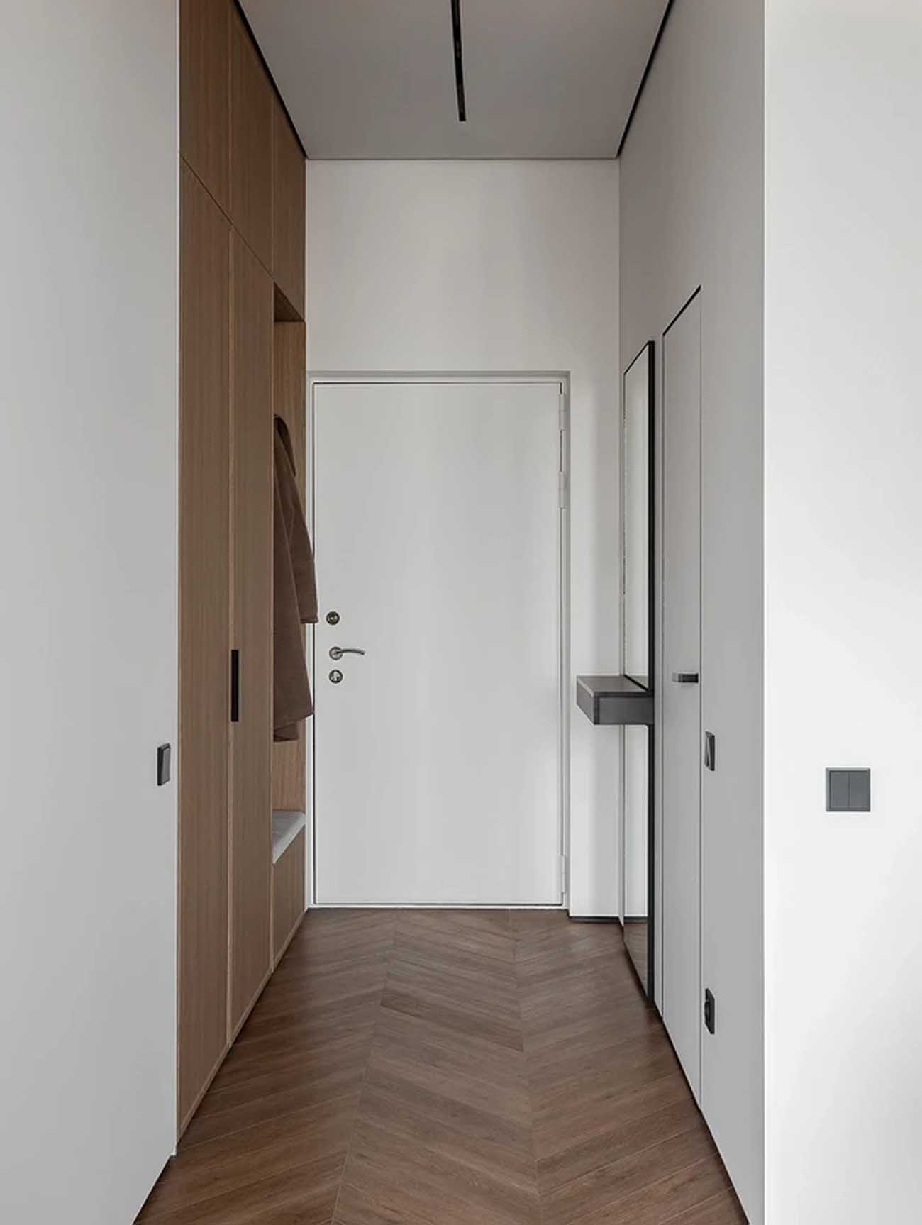 Rejtett gardróbhelyiség és nyitott, minimalista tér