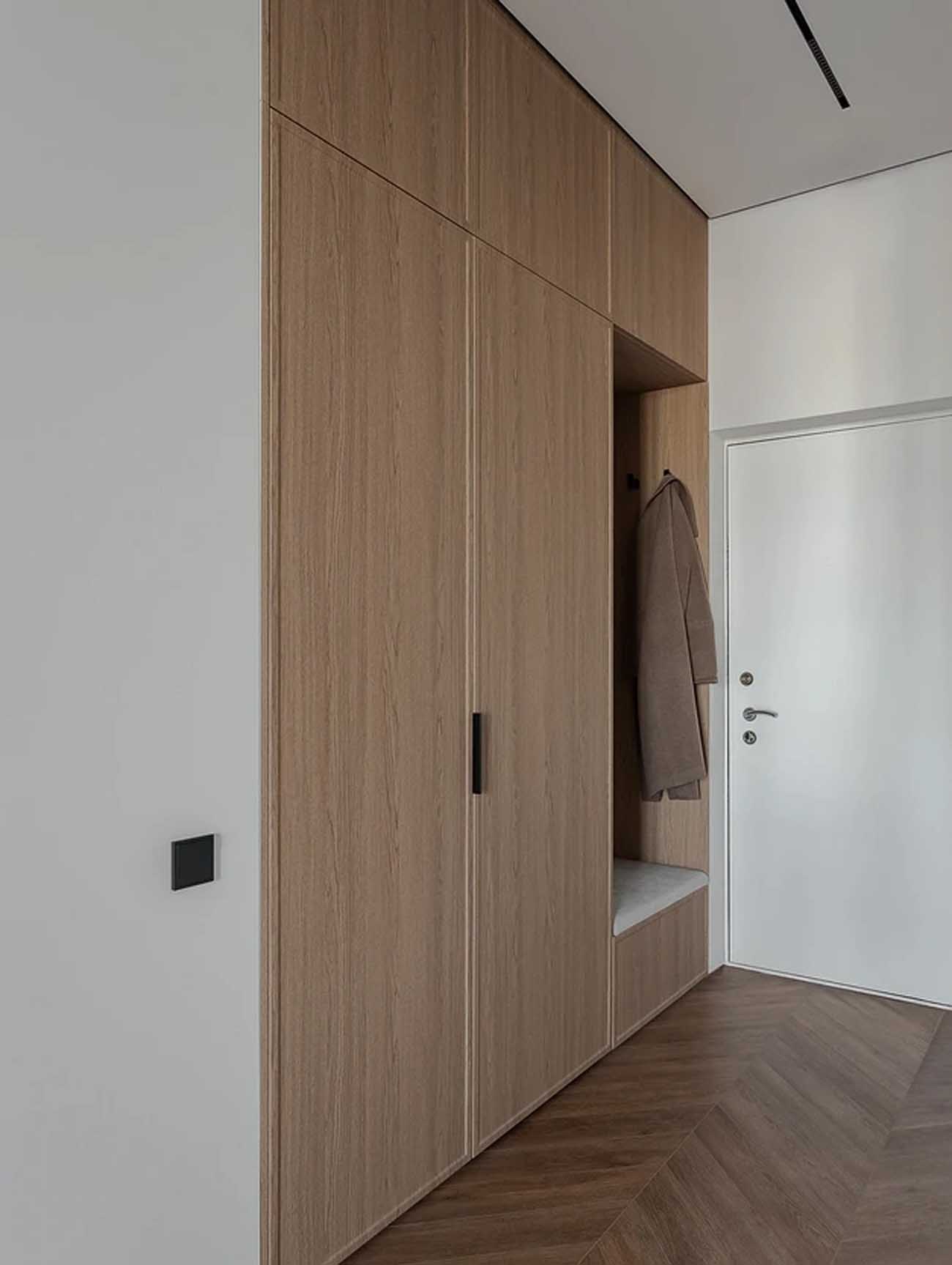 Rejtett gardróbhelyiség és nyitott, minimalista tér