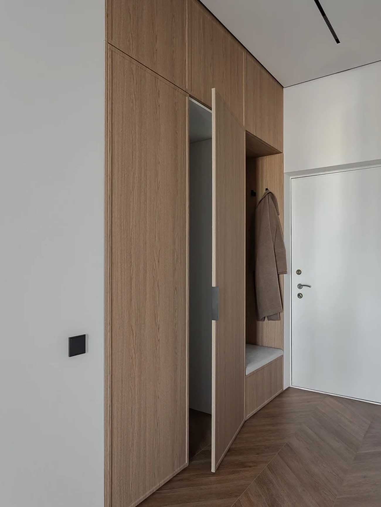 Rejtett gardróbhelyiség és nyitott, minimalista tér