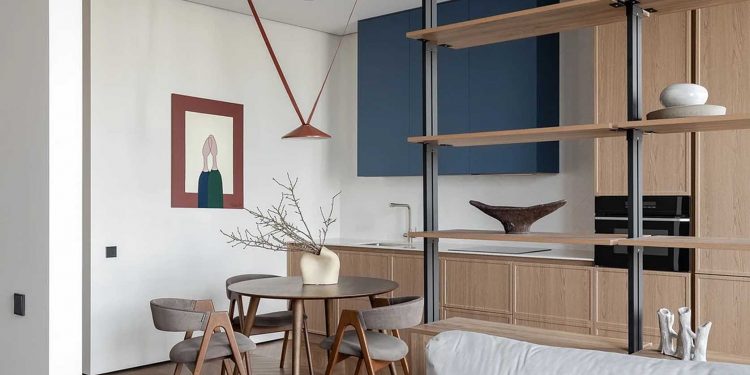 Rejtett gardróbhelyiség és nyitott, minimalista tér