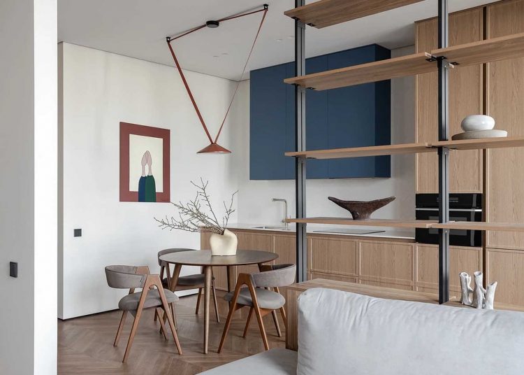 Rejtett gardróbhelyiség és nyitott, minimalista tér