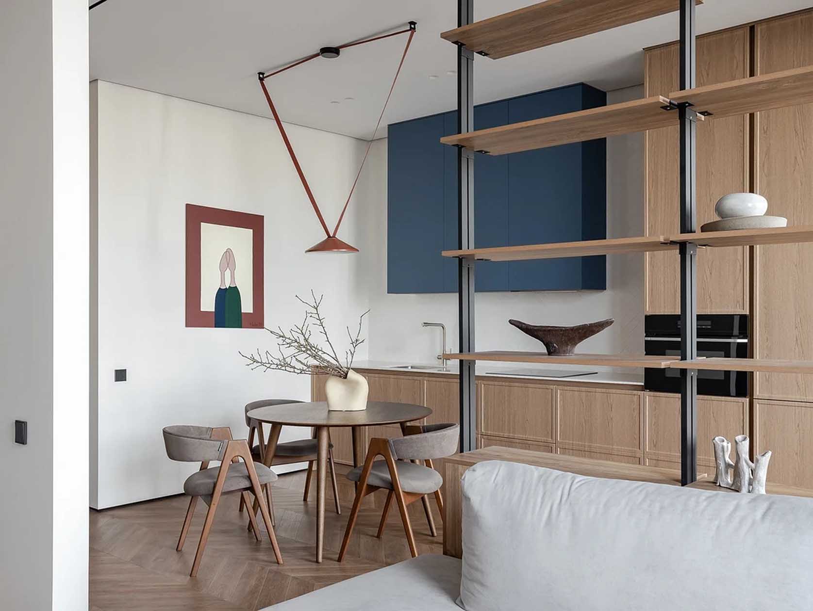 Rejtett gardróbhelyiség és nyitott, minimalista tér