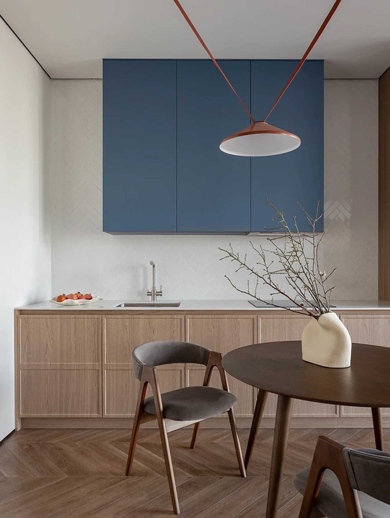 Rejtett gardróbhelyiség és nyitott, minimalista tér