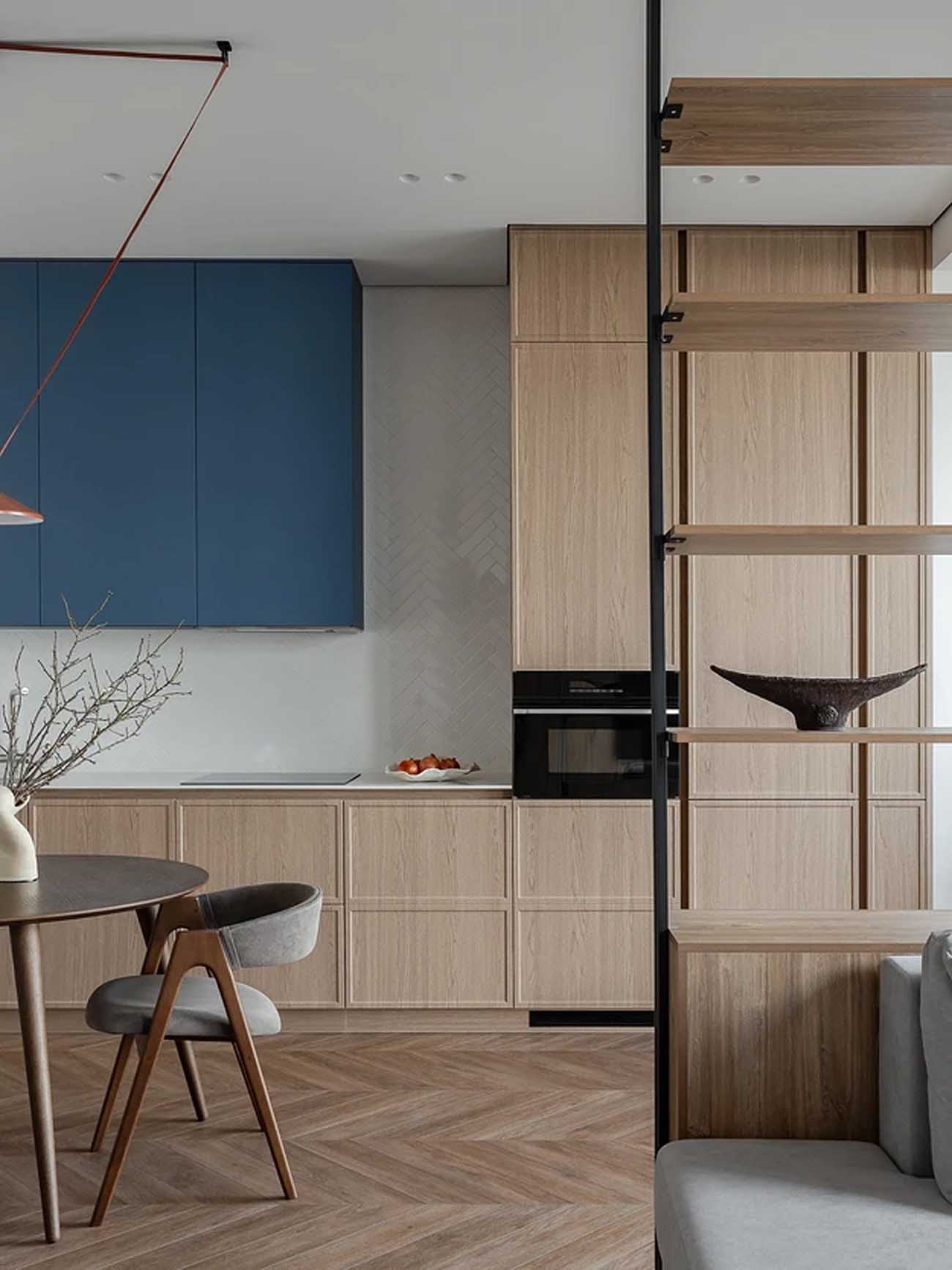 Rejtett gardróbhelyiség és nyitott, minimalista tér