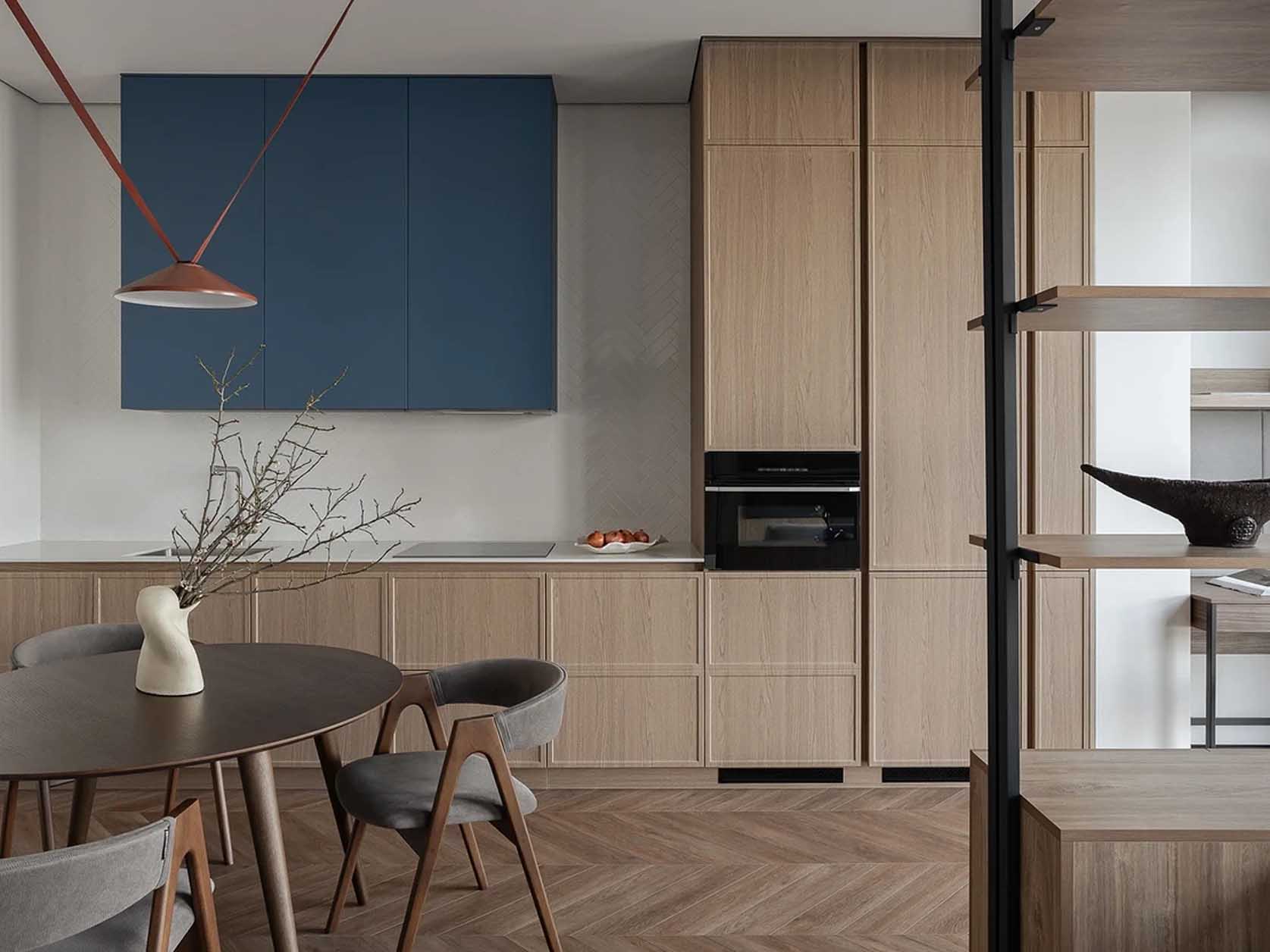 Rejtett gardróbhelyiség és nyitott, minimalista tér