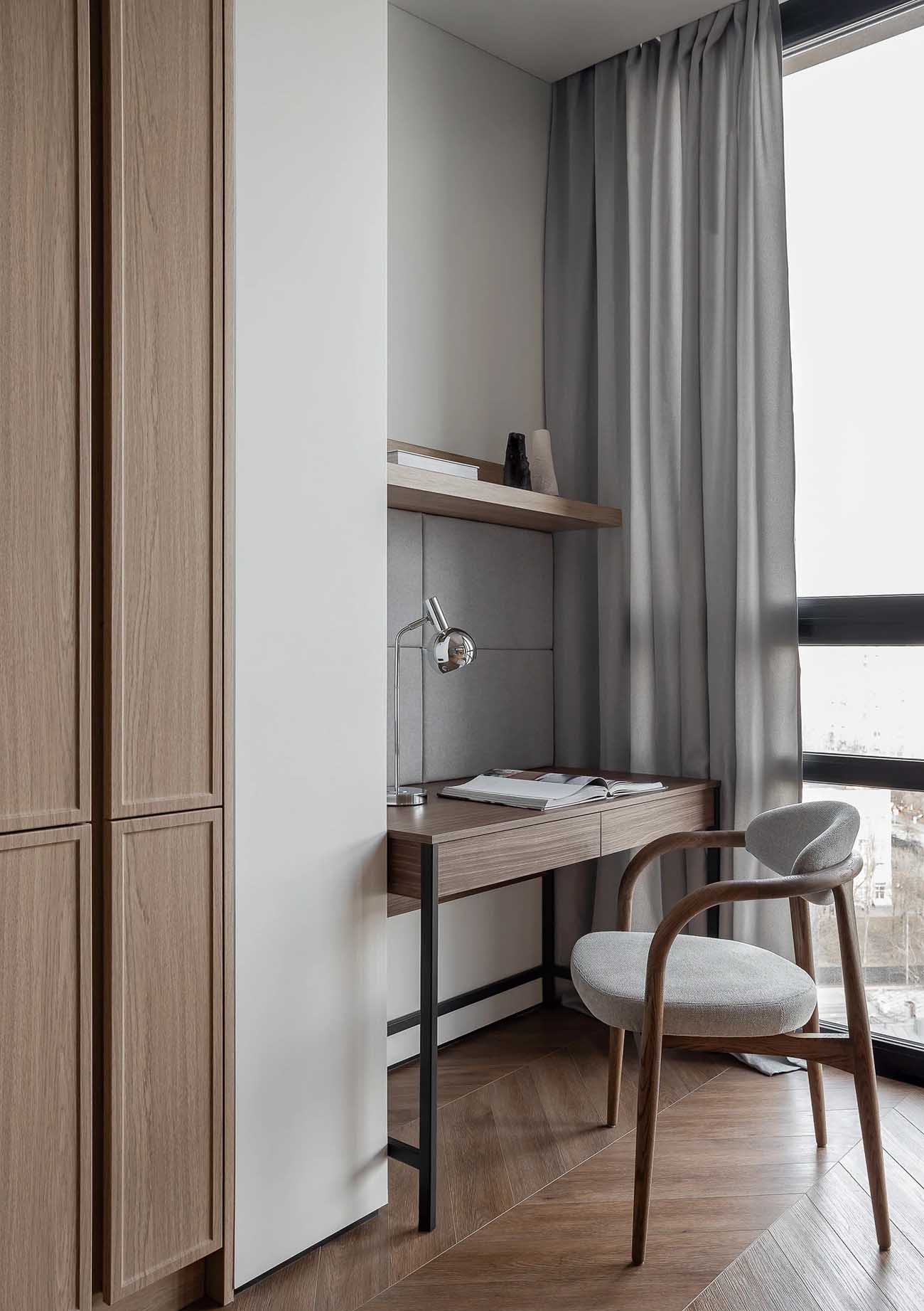 Rejtett gardróbhelyiség és nyitott, minimalista tér