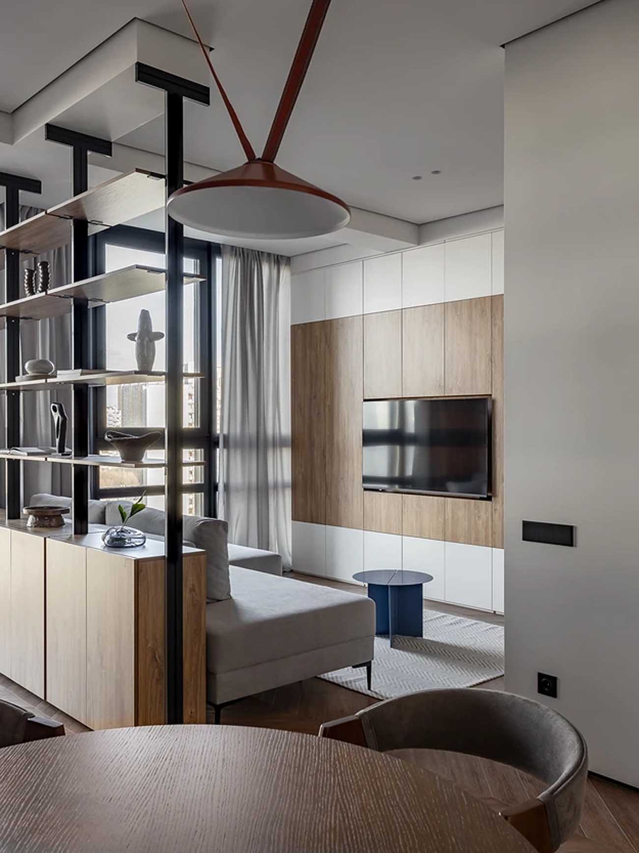 Rejtett gardróbhelyiség és nyitott, minimalista tér